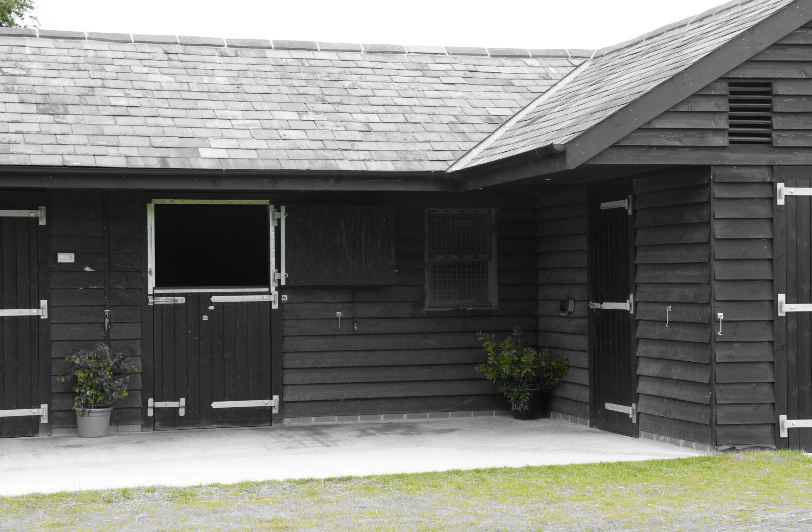 Black featheredge stable with top door open