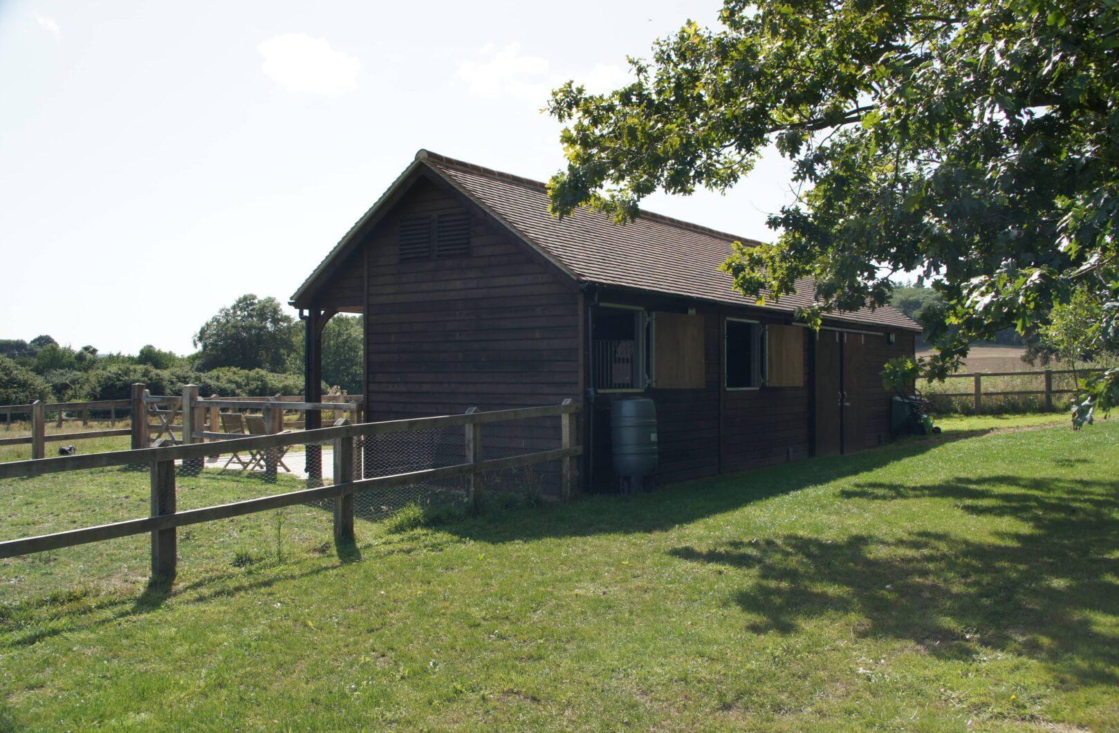 Brown L-shape stable block with clay tiles back side 2