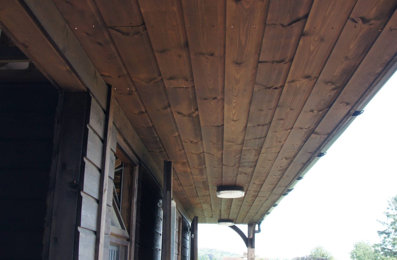 Brown L-shape stable block with clay tiles overhang lining