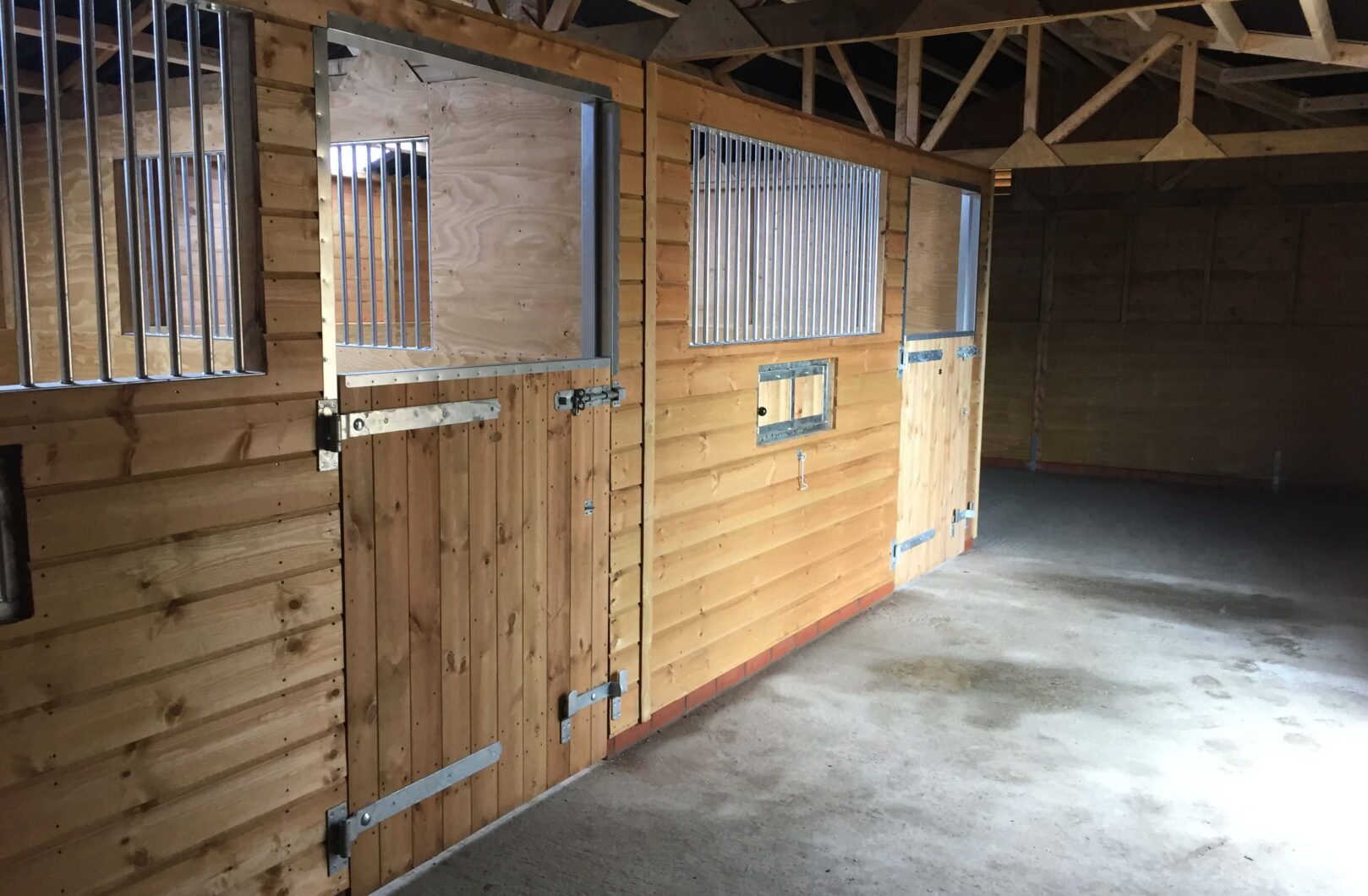 internal stables inside the american barn, the internals are fitted with bars and bottom door anti chew frame protection