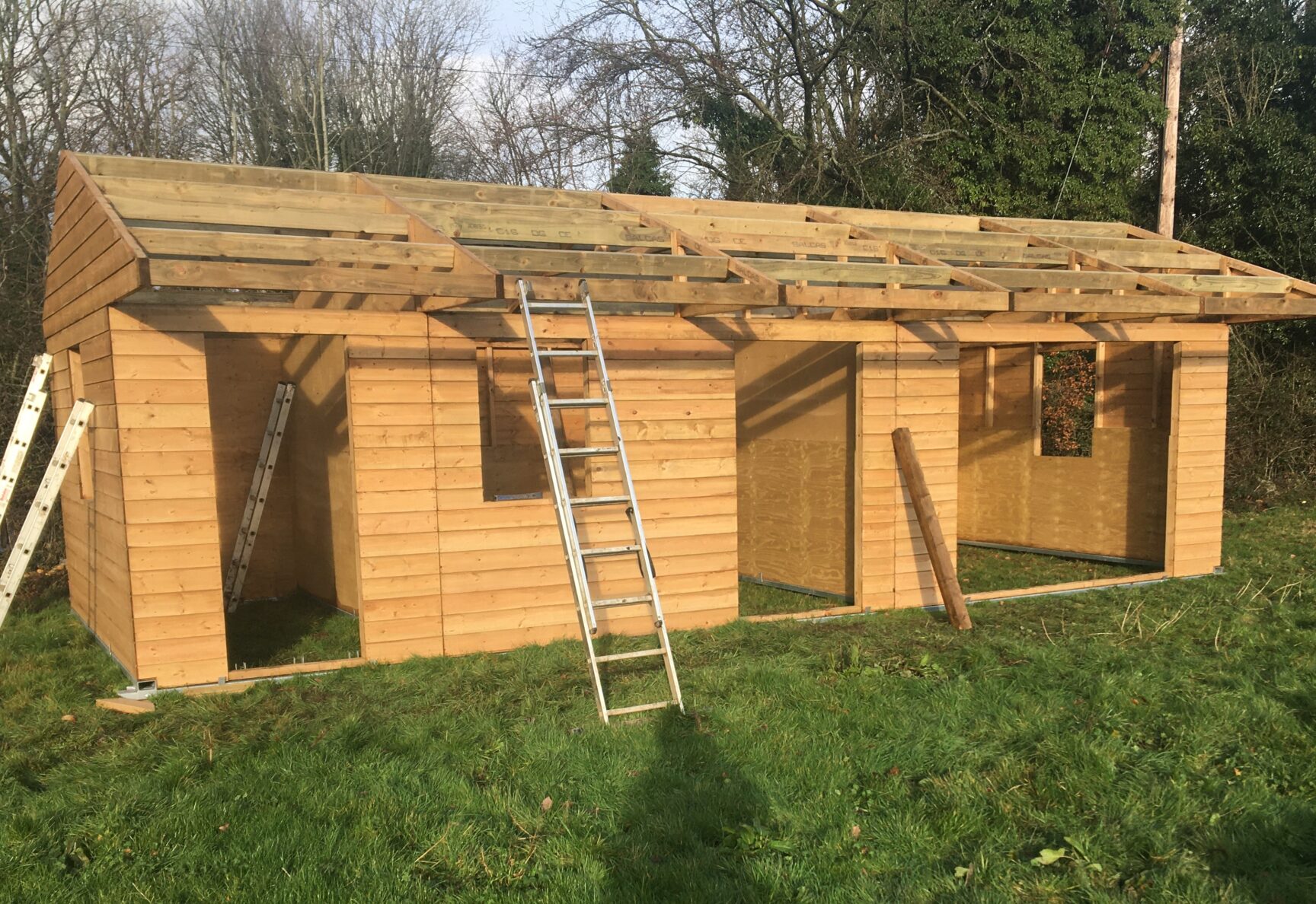 Mobile stable part constructed