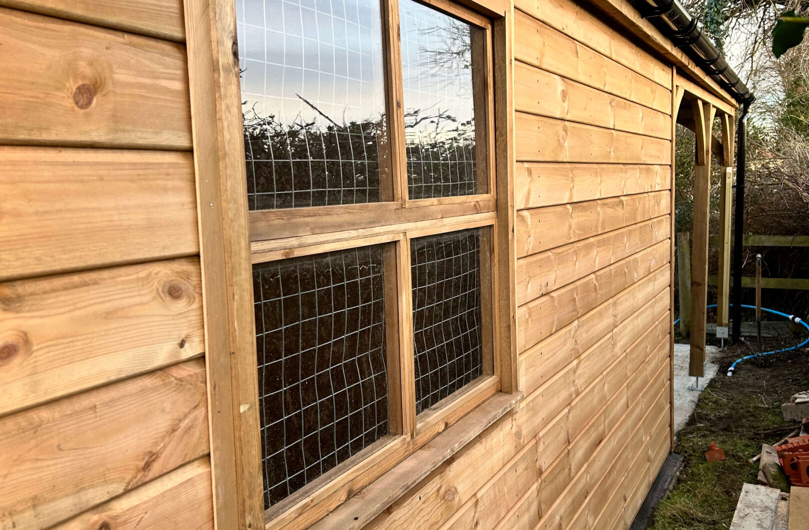 4-Pane window with mesh protection