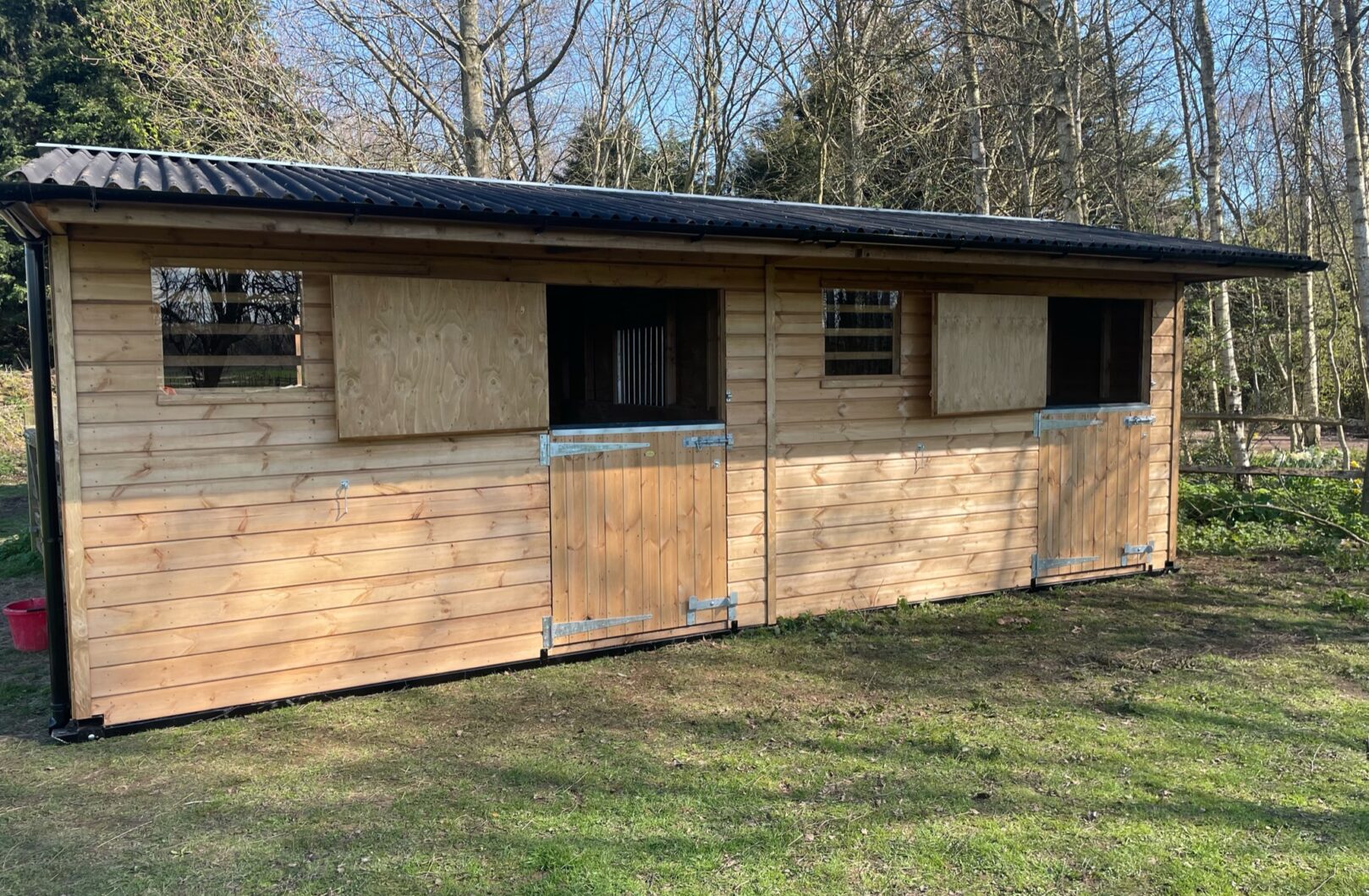 Double mobile stable with golden brown finish, top stable doors are open