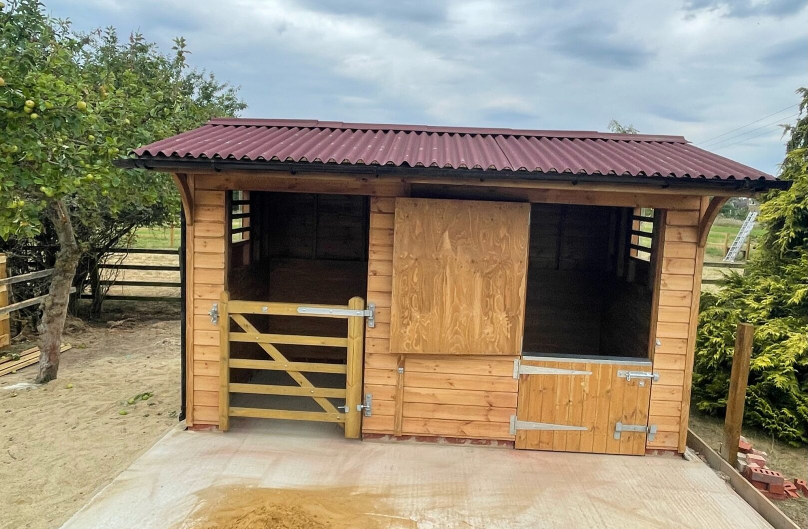 Dinkey Donkey Stable and Shelter