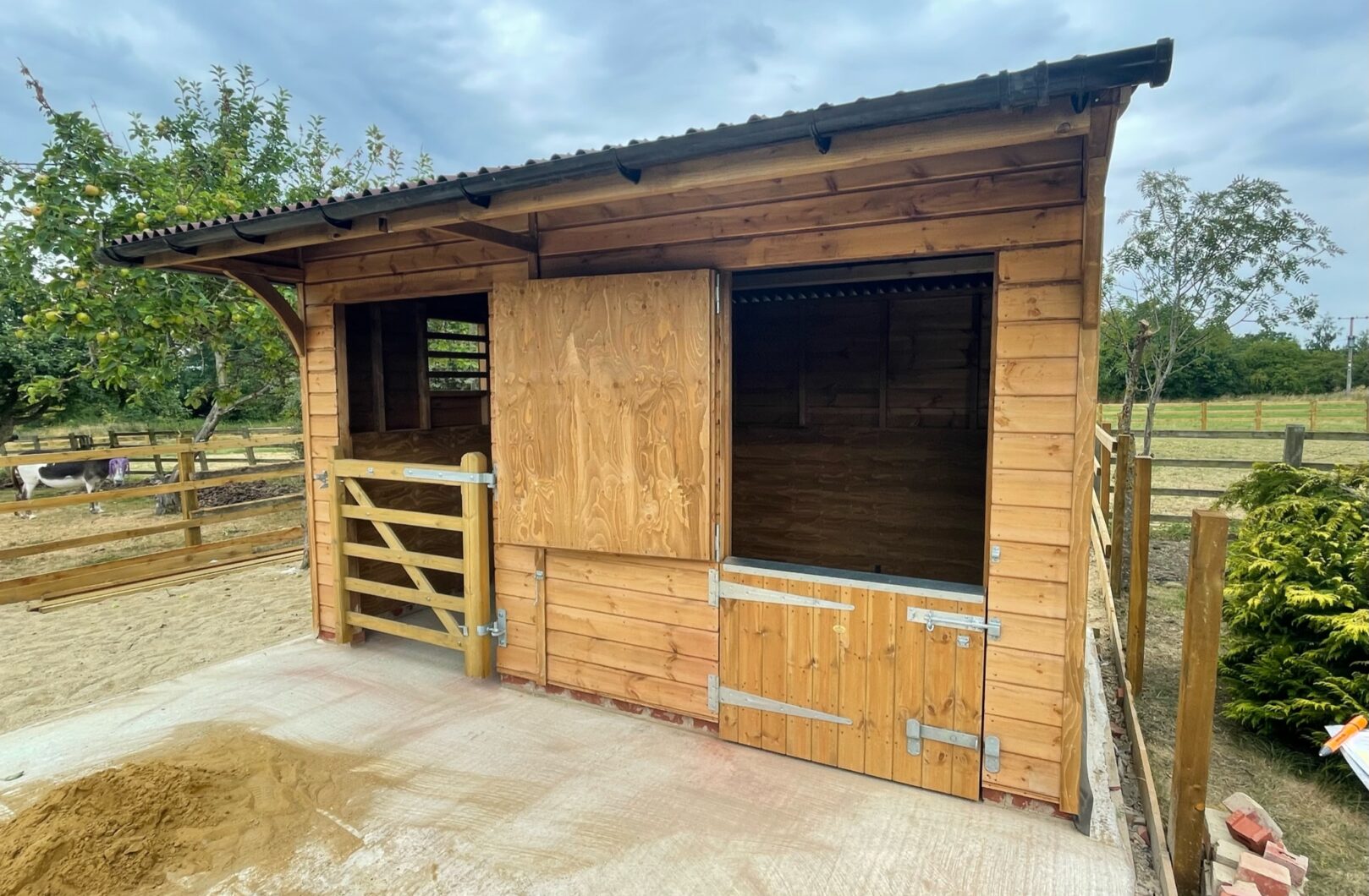 Dinkey Donkey Stable and Shelter