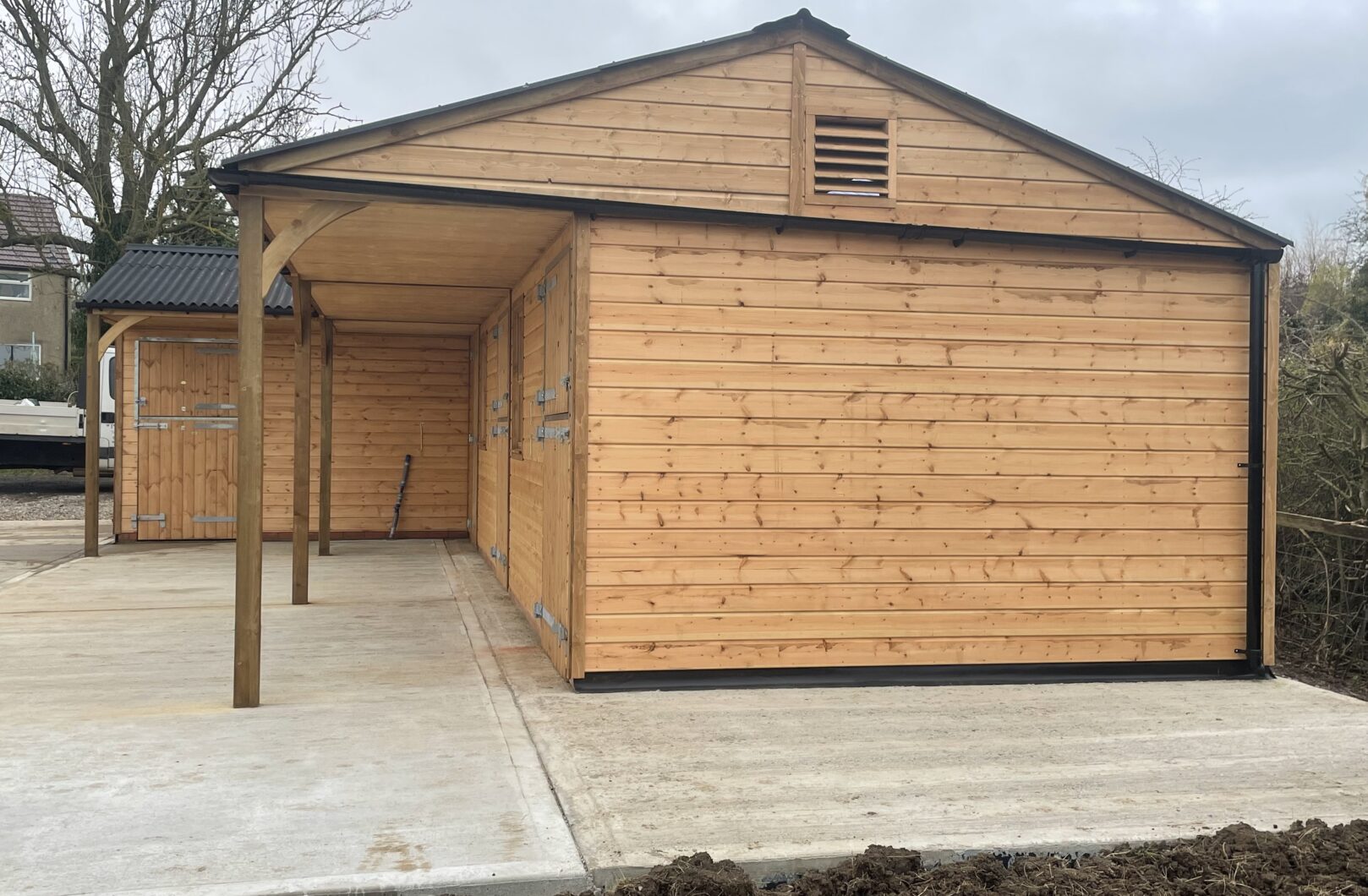 Gable end with extended return gutter