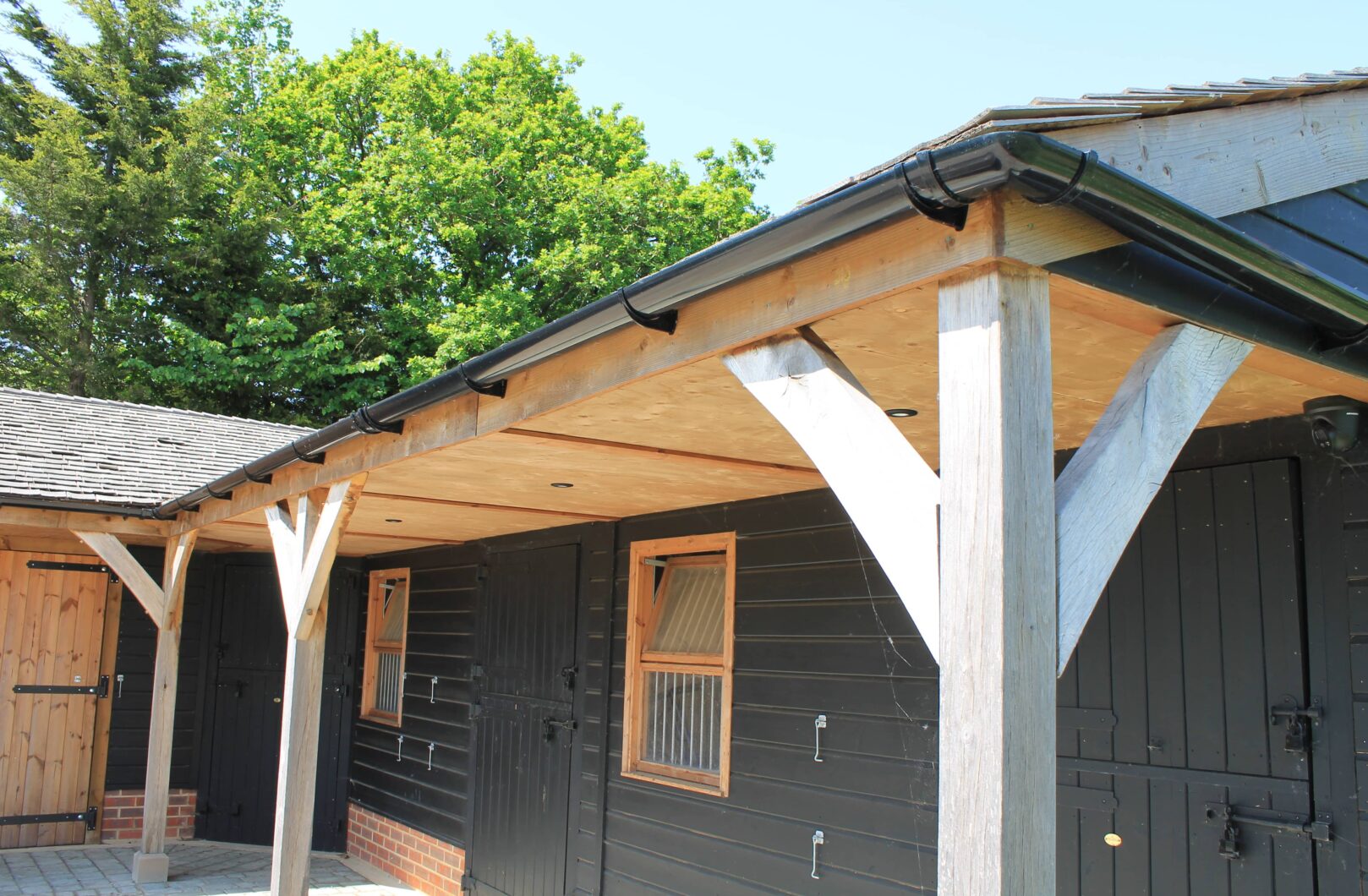 Corner post with curved angle braces