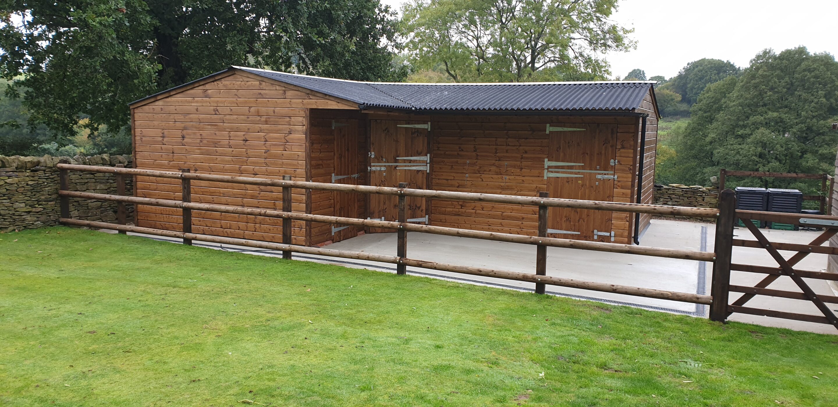 Stable Complex Dark L-Shape Stable Block with Dark Brown Finish - Prime Stables