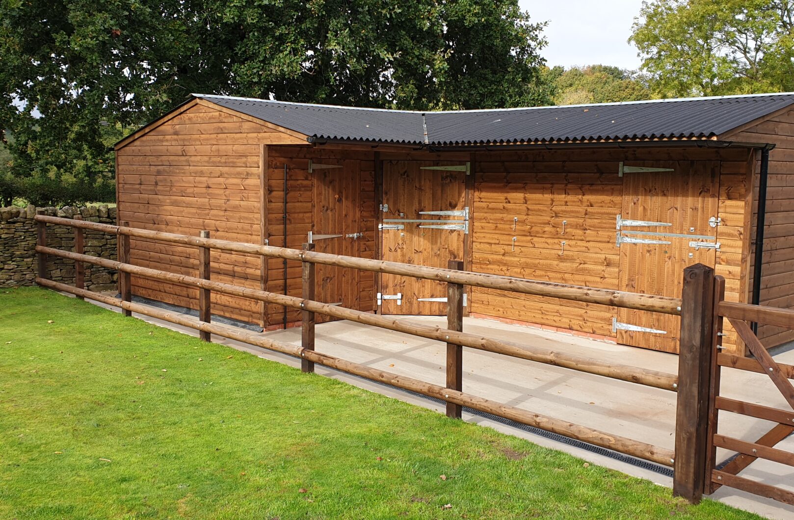 L-Shape Stable Block with Dark Brown Finish