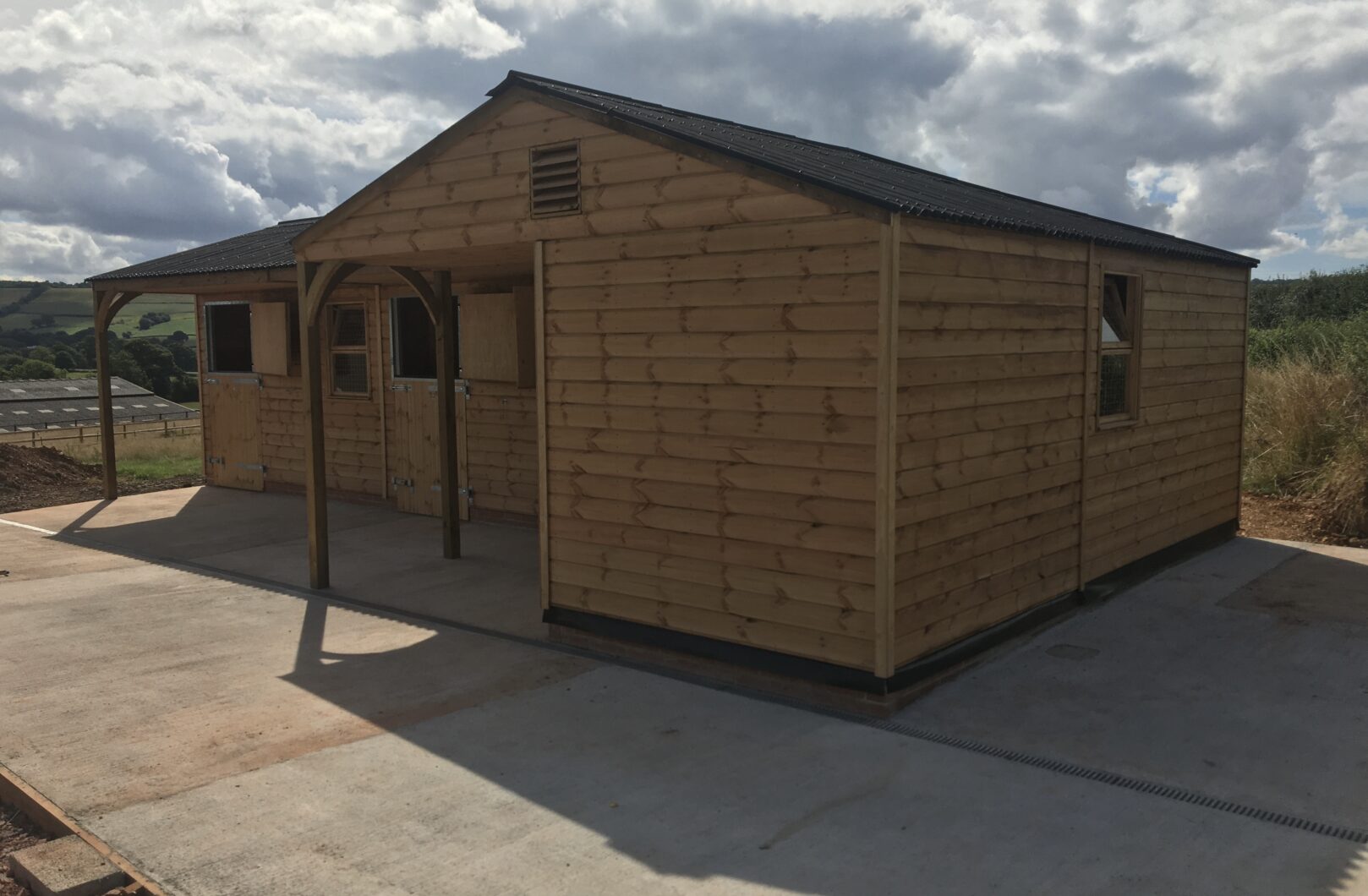 L-Shape Stable Block with Rear Top Stable Doors side view