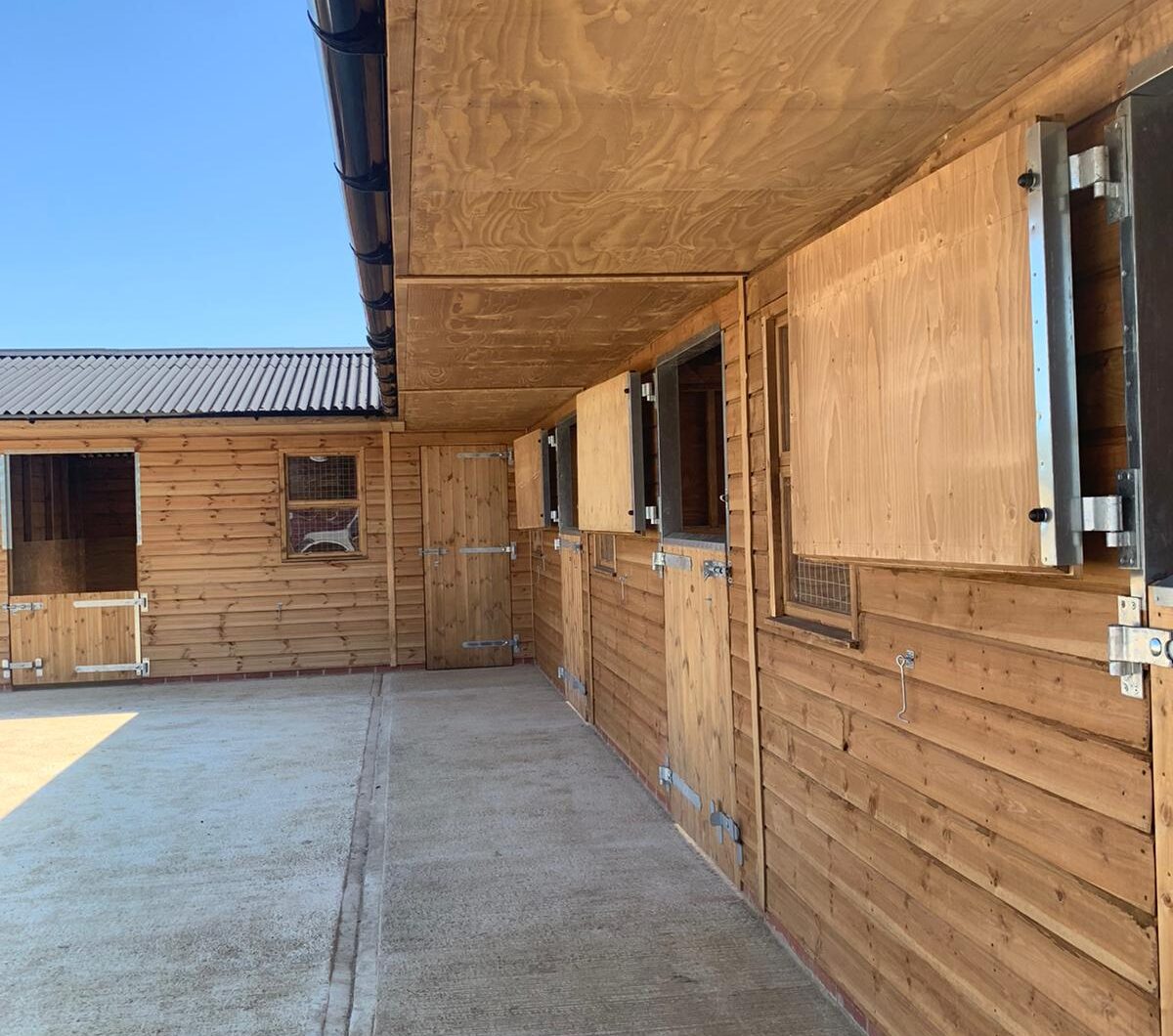 Stable fronts and overhang lining