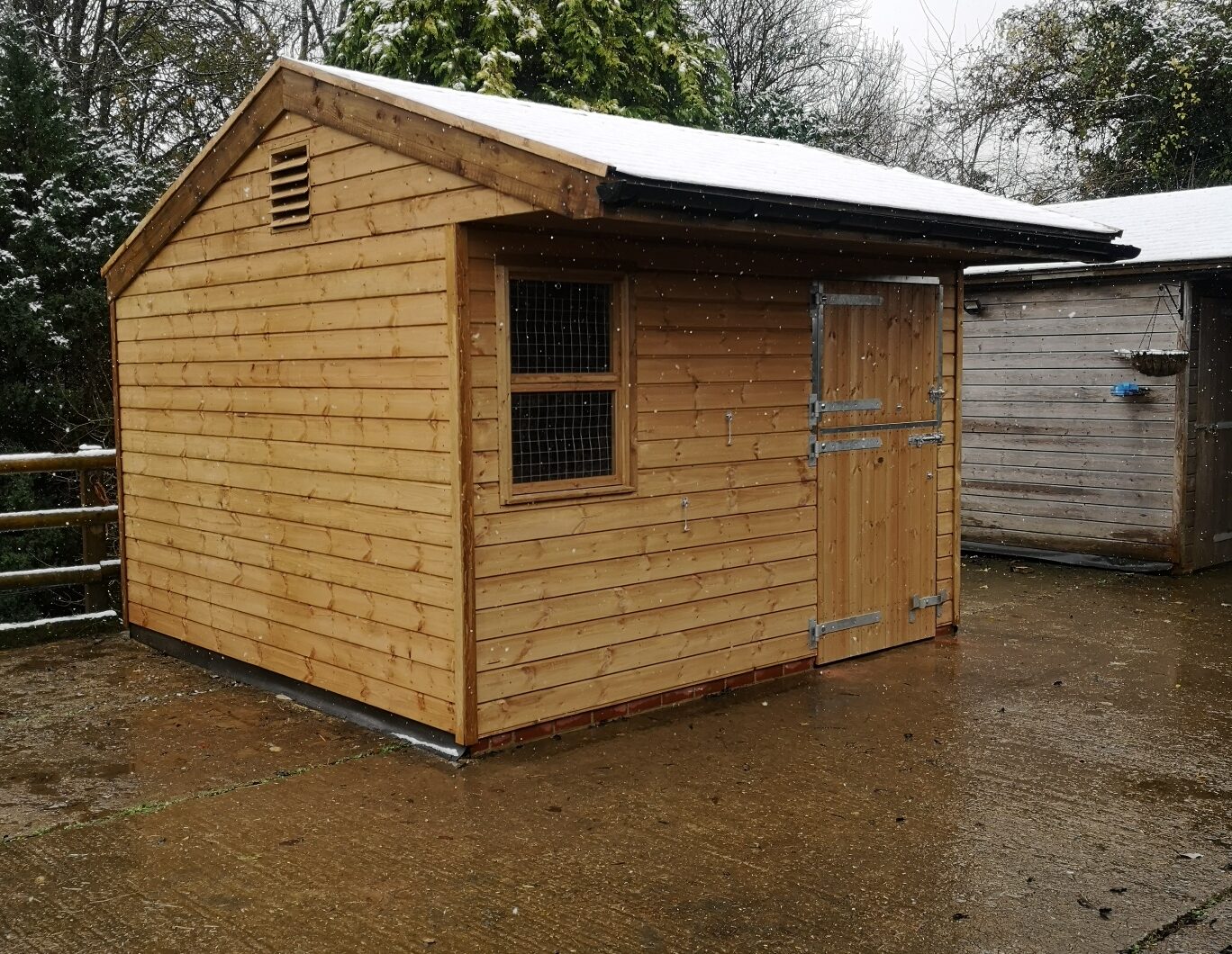 Single Horse Stable with Felt Shingle in snow