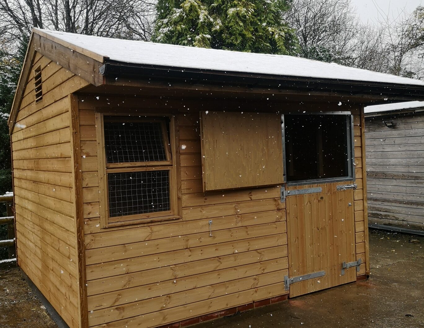Single Horse Stable with Felt Shingle open top stable door