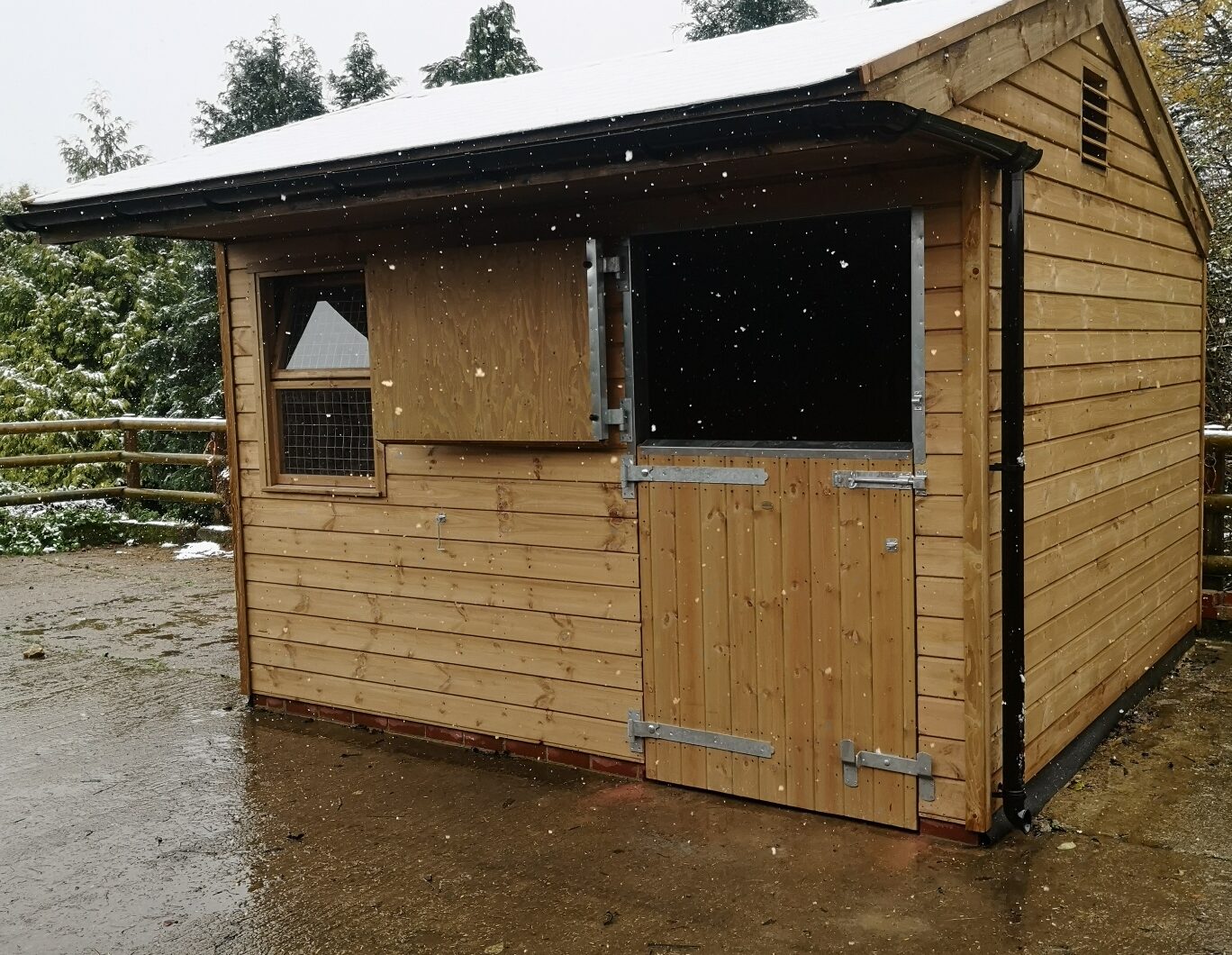 Single Horse Stable with Felt Shingle open top stable door