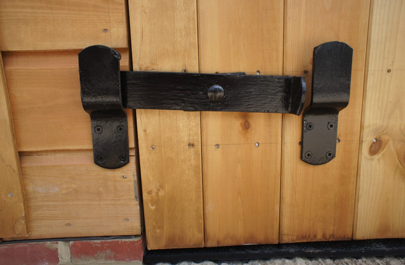 Kickover latch
