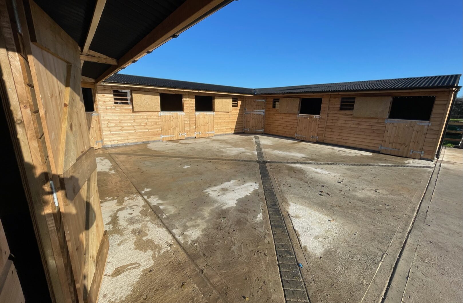 U-Shape Stable Block with Corner Boxes
