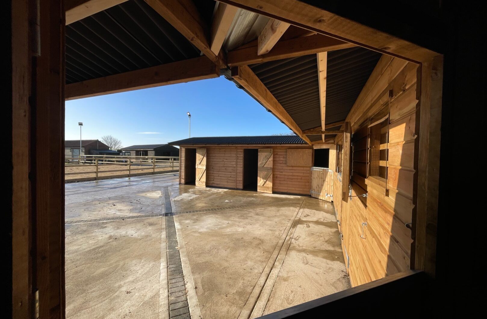 U-Shape Stable Block with Corner Boxes