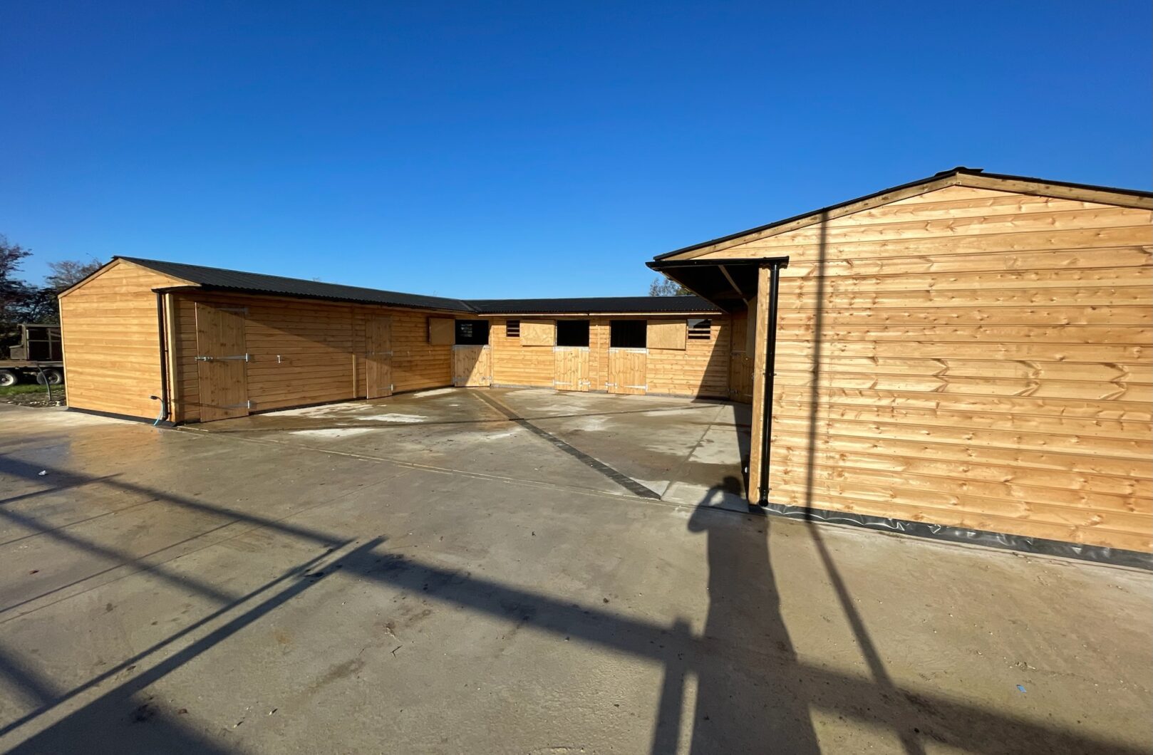 U-Shape Stable Block with Corner Boxes
