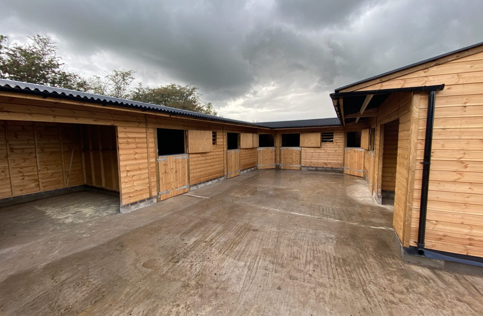 U-Shape Stable Block with Covered Walkway