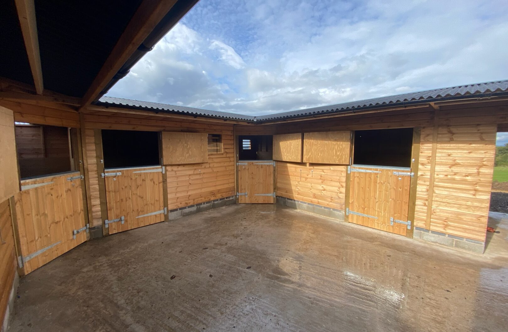 U-Shape Stable Block with Covered Walkway