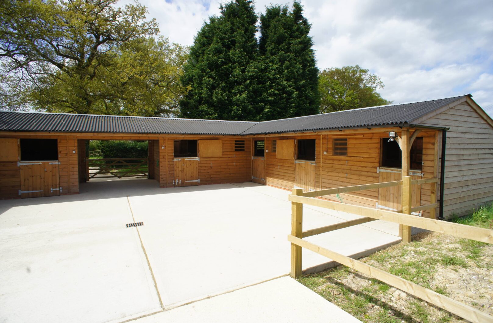 U-Shape Stable Yard with Covered Walkway