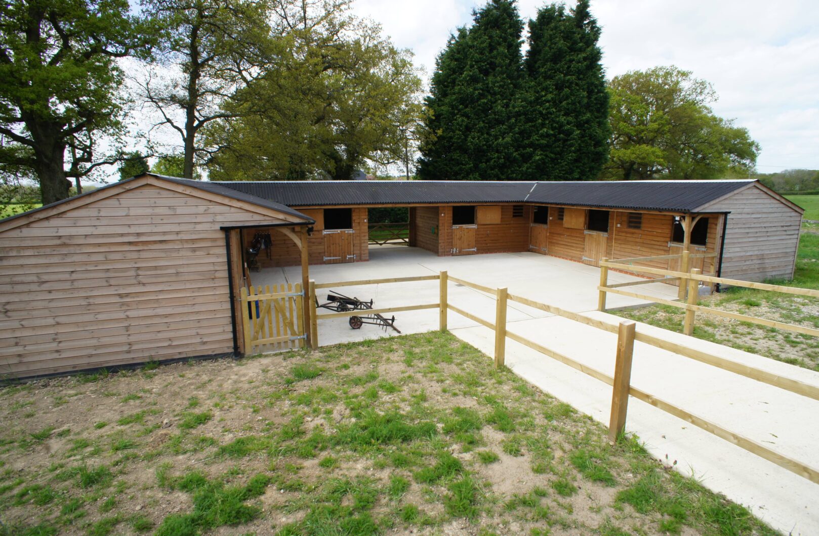 U-Shape Stable Yard with Covered Walkway