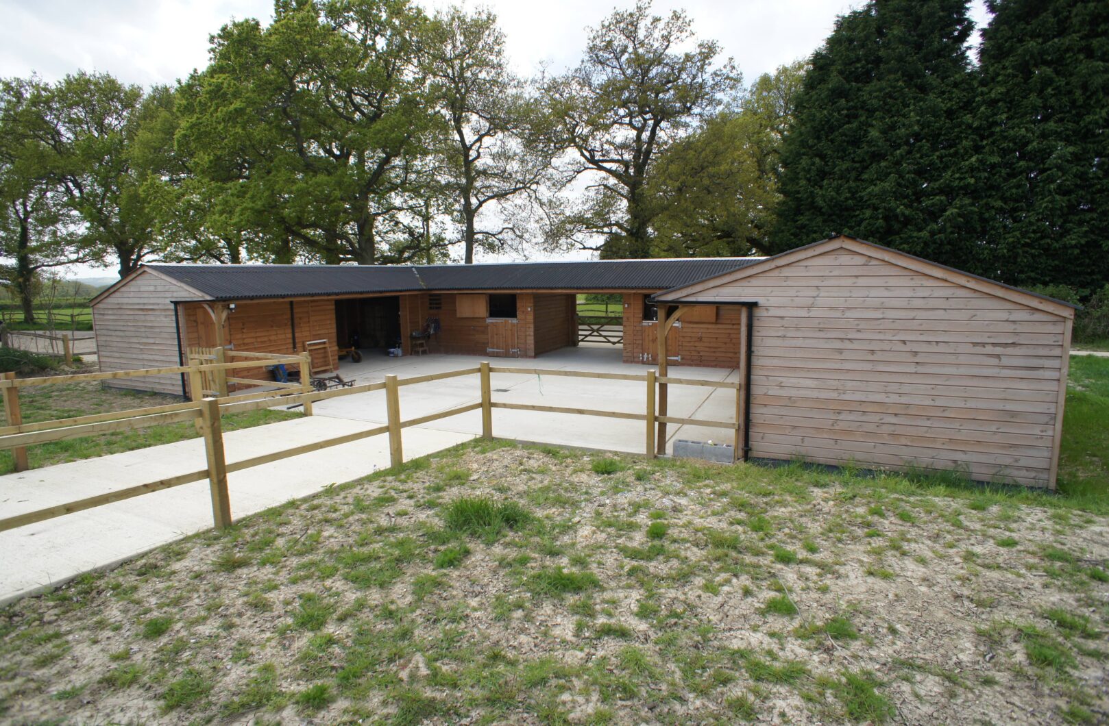 U-Shape Stable Yard with Covered Walkway