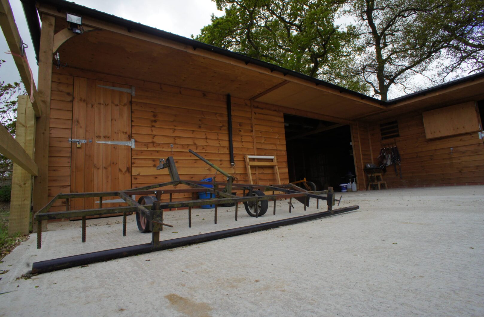 U-Shape Stable Yard with Covered Walkway