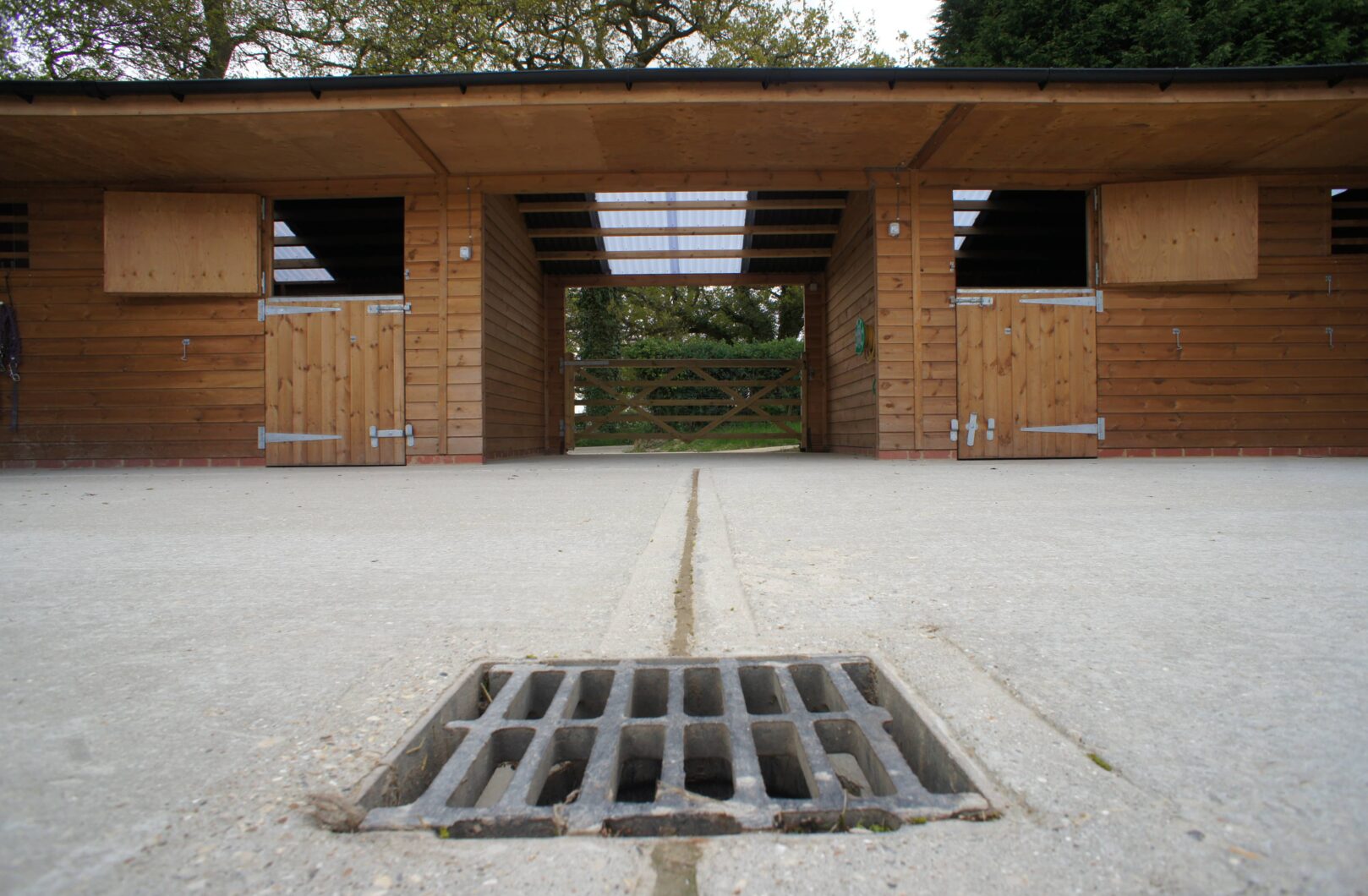 U-Shape Stable Yard with Covered Walkway