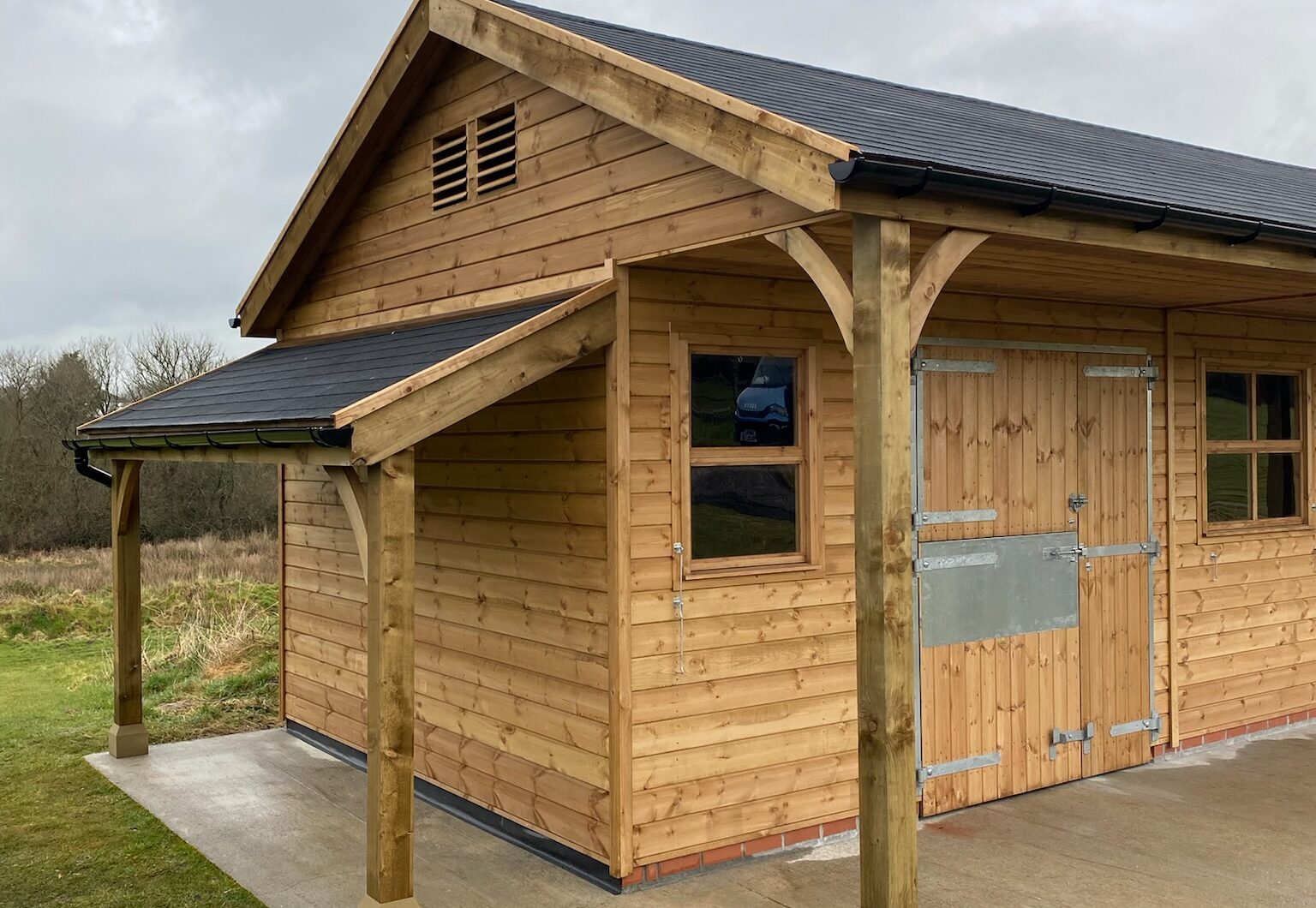 Premier stable block with lean to