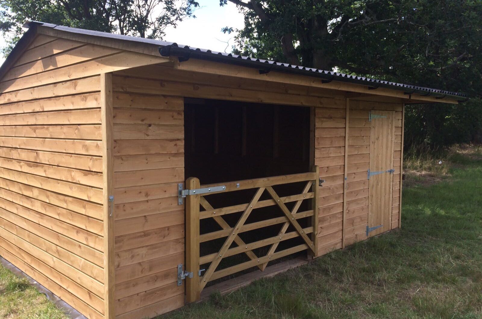 Field Shelter with Gate and Tack Room left
