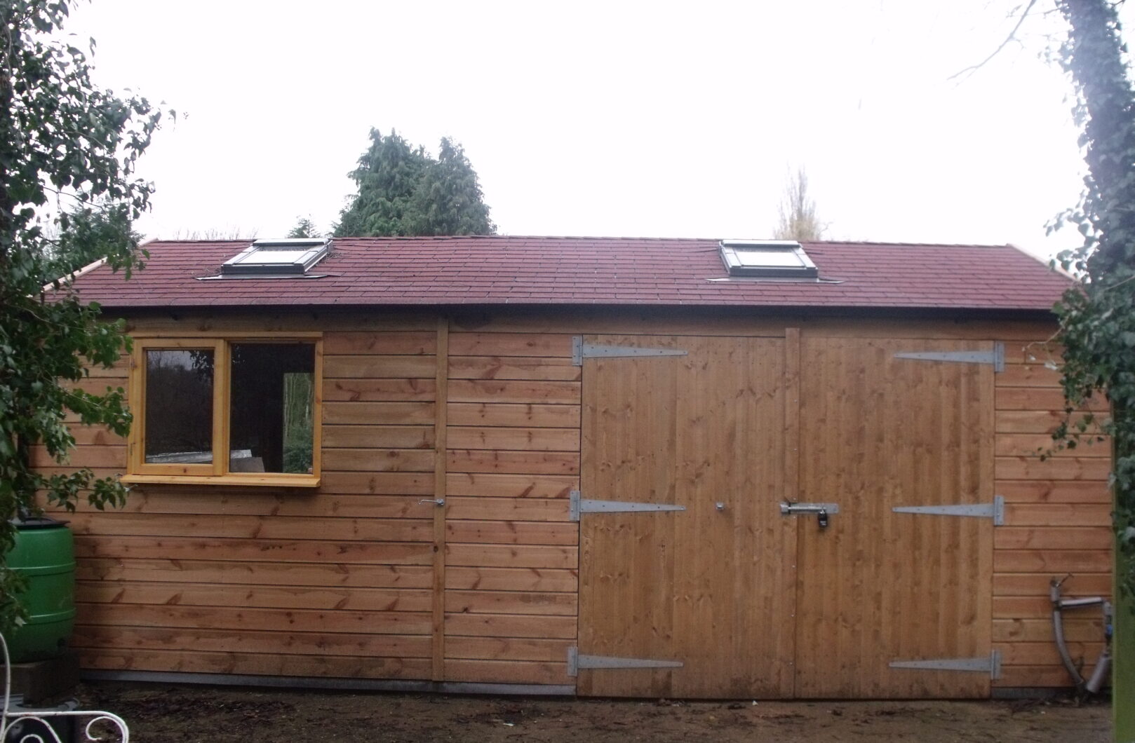 Garden Office with Felt Shingle and Roof Window