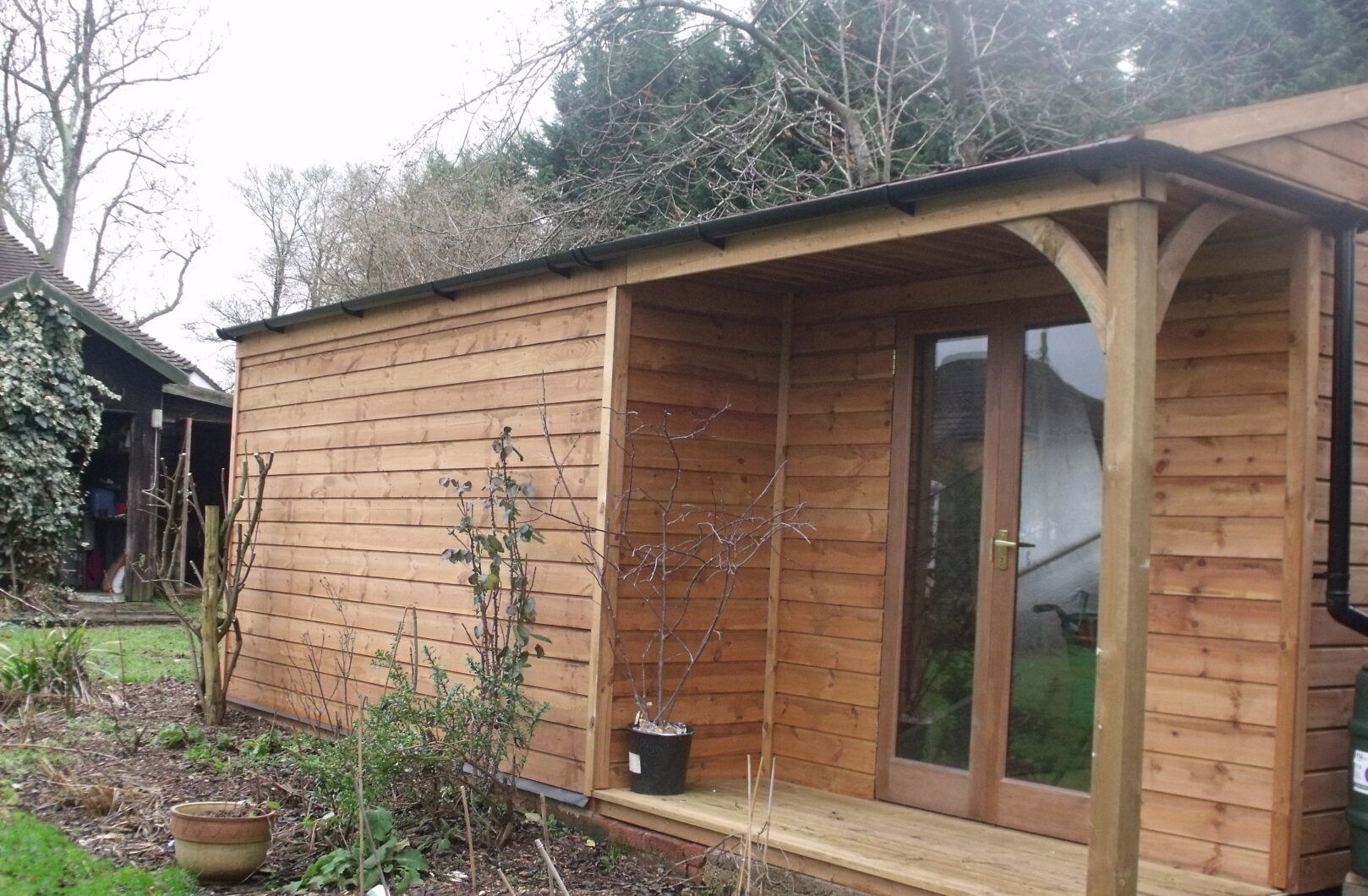 Garden Office with Felt Shingle and Roof Window