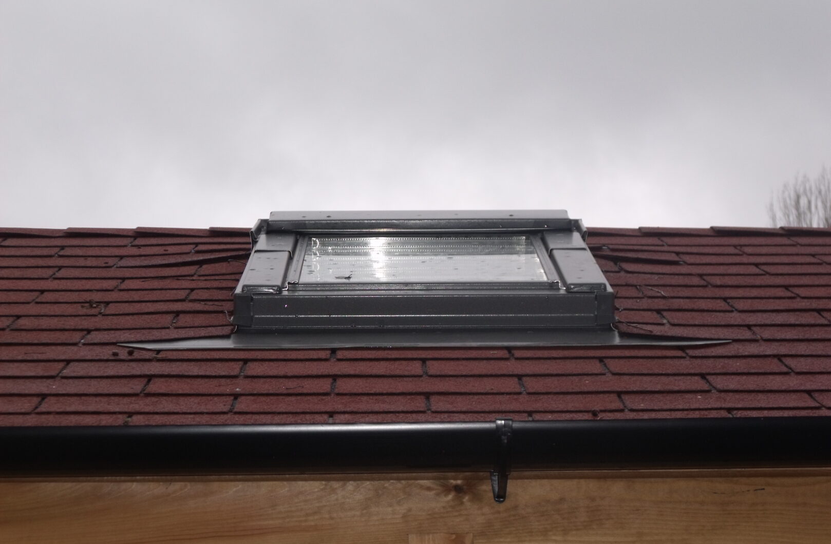 Garden Office with Felt Shingle and Roof Window