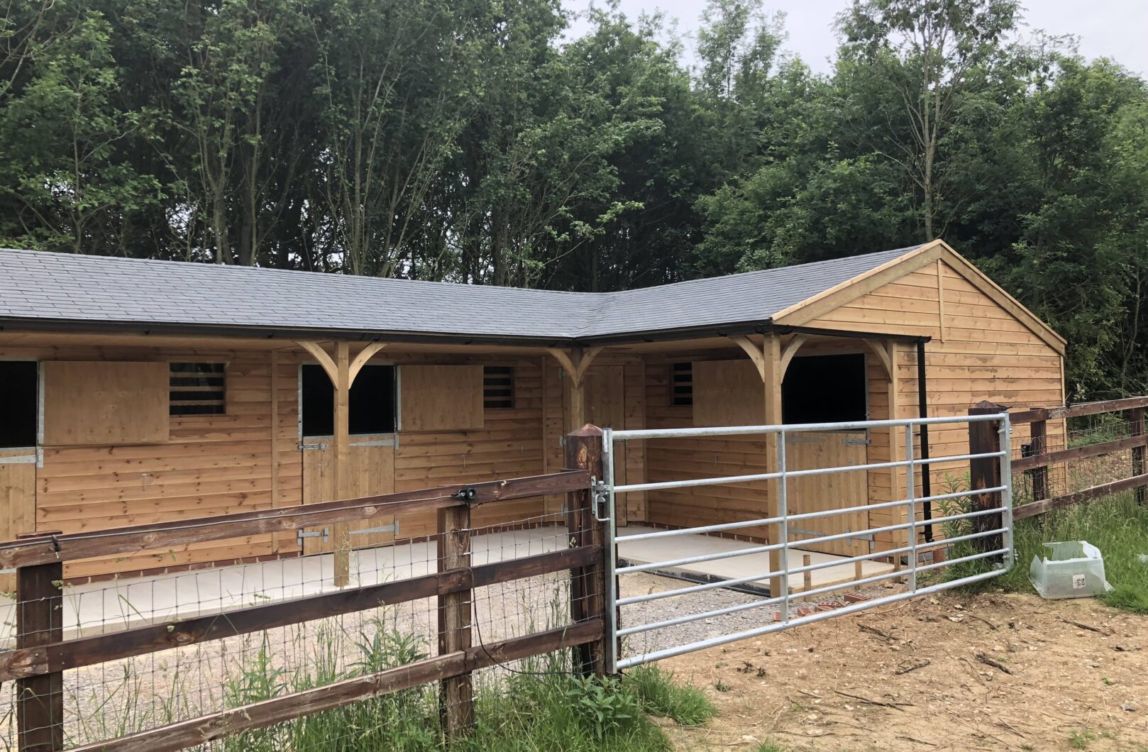 L-Shape Stable Block with Felt Shingles