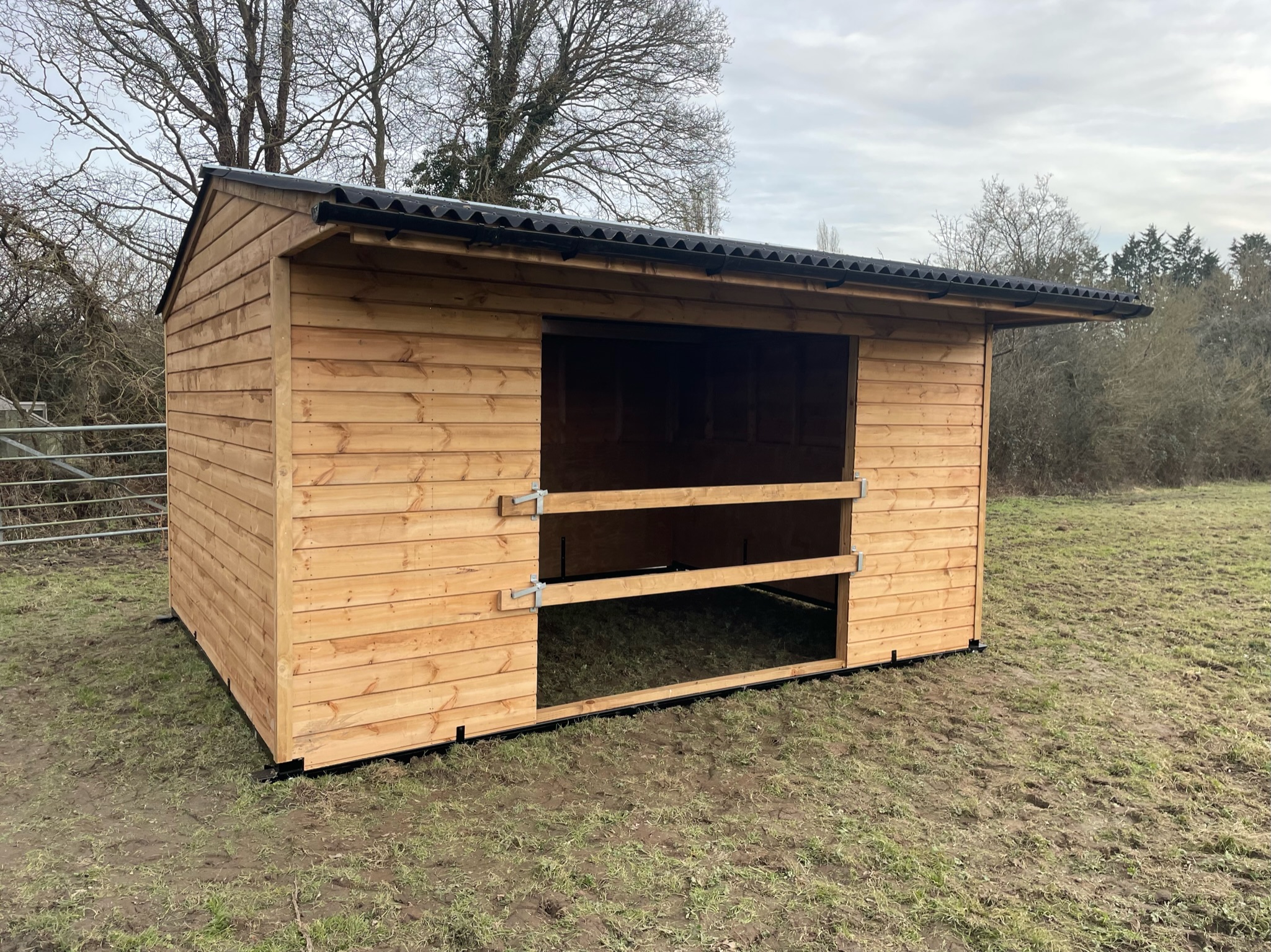 Mobile Butchery Rails Large Single Mobile Field Shelter with Slip Rails – Prime - Prime Stables