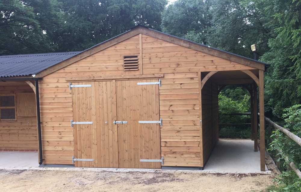 Corner Hay Barn with Walkway (Royal)