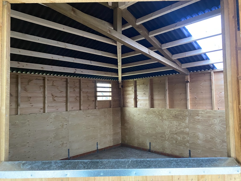 Inside foaling box with clear roof sheet and vent