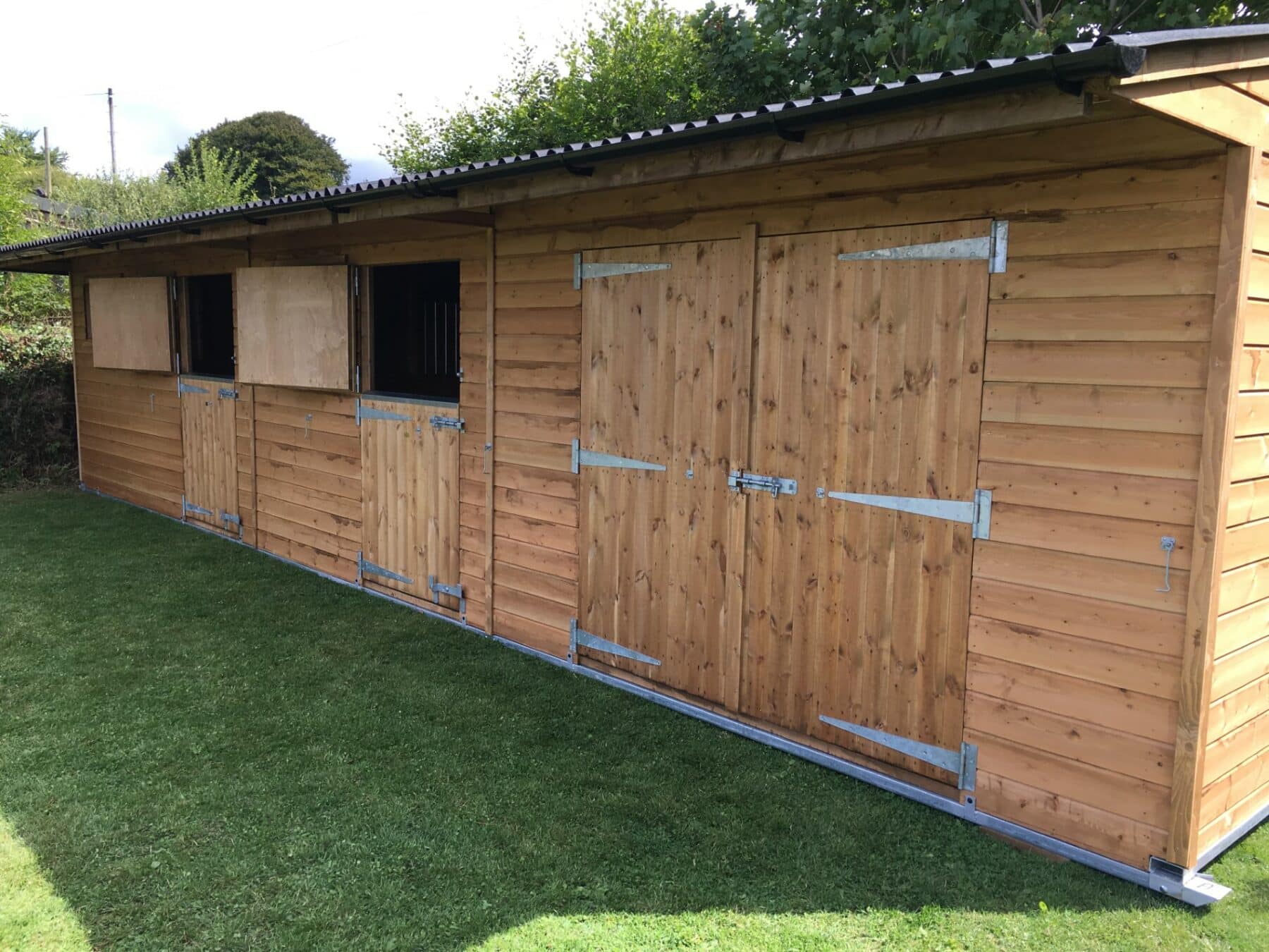 Mobile stable and hay barn