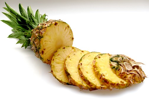 I cavalli possono mangiare l'ananas? Tuttavia, questo dolce frutto è un piacere che i cavalli adorano ed è un'eccellente fonte di vitamina C anche per loro! Quando dai l'ananas al tuo cavallo, prenditi il tempo di rimuovere il torsolo e la buccia esterna in modo che il tuo cavallo non soffochi con nulla. Poi, taglia l'ananas in piccoli quarti prima di darlo al tuo cavallo.